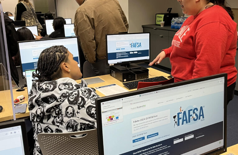 Maricopa Community College District offers a free FAFSA workshop and donuts for Mesa Community College students.
