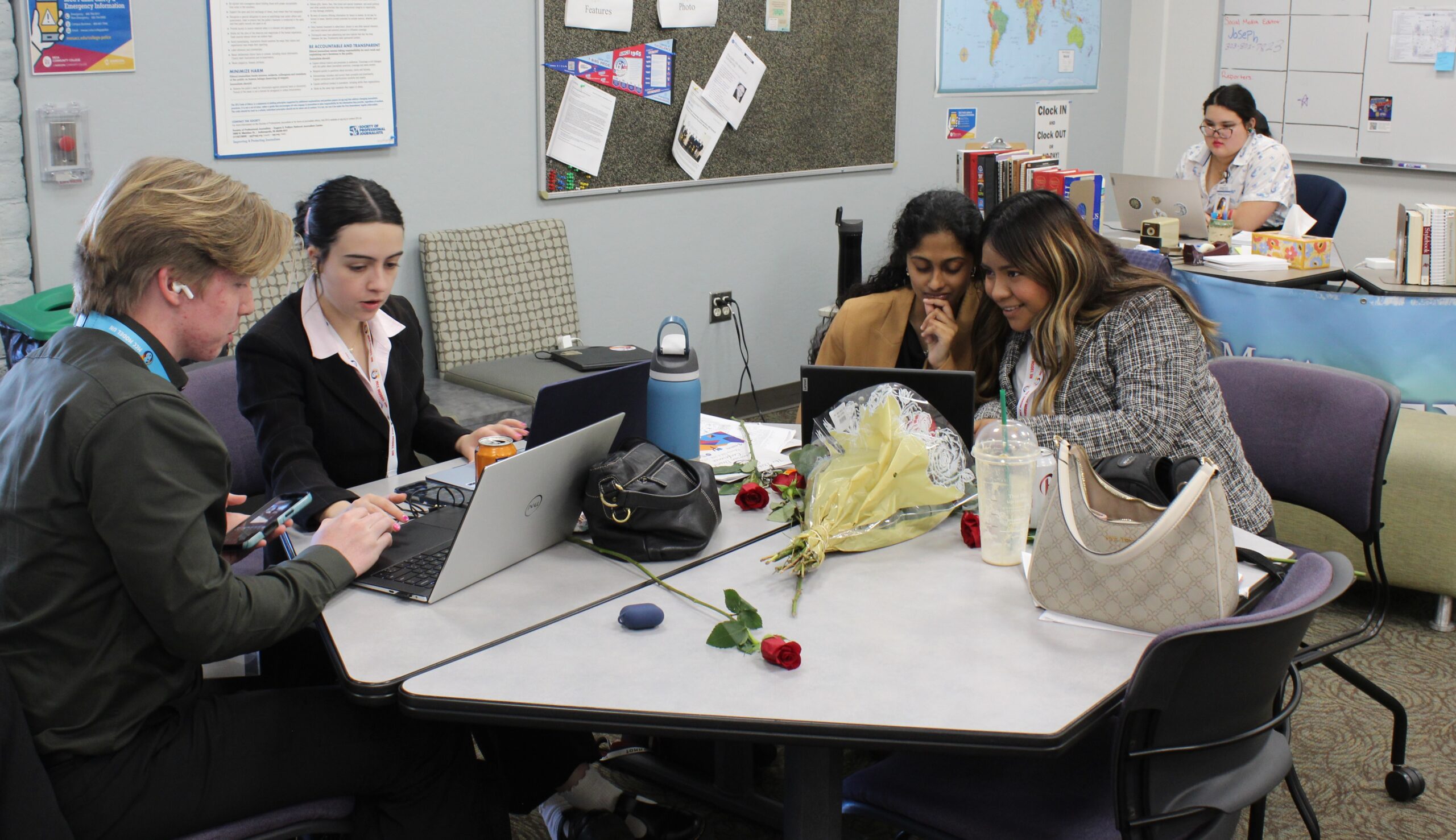 World Journalist students work hard on a story in the Mesa Legend newsroom as Legend editor Jasmine Kageyama works behind the editor’s desk (Photo: Joseph Barnhurst)